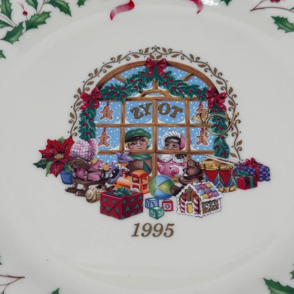 Lenox 1995 Annual Holiday Collectors Plate Fifth in Series Toy Shop Gold Trim